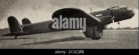 Ein Zeitungsschnitt, der einen Fairey Hendon zeigt, einen britischen schweren Bomber, den ersten Flachflieger aus Metall, der bei der Royal Air Force in Dienst gestellt wurde. Es wurde von Fairey Aviation in den späten 1920er Jahren entworfen und diente in kleinen Zahlen mit einem Geschwader der RAF zwischen 1936 und 1939. Stockfoto