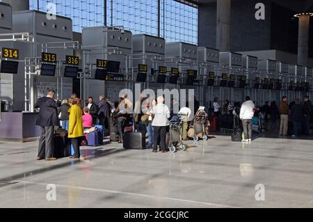 Passagiere, die auf den Check-in für Flüge im Flughafengebäude Terminal 3 warten, Malaga, Provinz Malaga, Andalusien, Spanien. Stockfoto