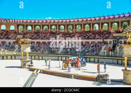 Puy Du Fou, Frankreich. 23. Juli 2020. Pferderennen in der Le Signe Du Triomphe Show. Stockfoto