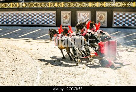 Puy Du Fou, Frankreich. 23. Juli 2020. Pferderennen in der Le Signe Du Triomphe Show. Stockfoto