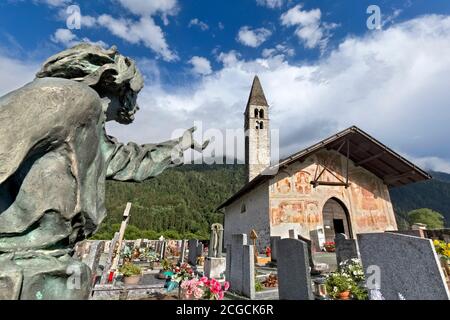 Die Kirche von Sant'Antonio Abate von Pelugo. Rendenatal, Provinz Trient, Trentino-Südtirol, Italien, Europa. Stockfoto