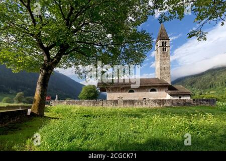 Die Kirche von Sant'Antonio Abate von Pelugo. Rendenatal, Provinz Trient, Trentino-Südtirol, Italien, Europa. Stockfoto