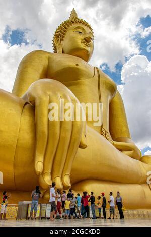 AYUTTHAYA, THAILAND, JUNI 03 2020, ​The large​ golden​ sitting​ Buddha​ statue​ at​ Wat​ Muang​ temple​ located​ Ang​ Thong und Ayutthaya.​ Stockfoto