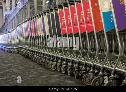 BANGKOK, THAILAND, JULI 29 2020, eine lange Reihe von Trolleys für den Transport von Passagiergepäck mit dem Flugzeug. Stockfoto