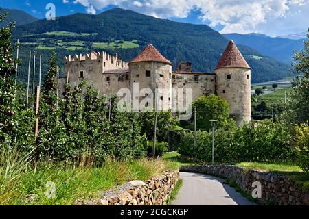 Das mittelalterliche Schloss Kastelbell im Vinschgau. Castelbello-Ciardes, Provinz Bozen, Trentino-Südtirol, Italien, Europa. Stockfoto