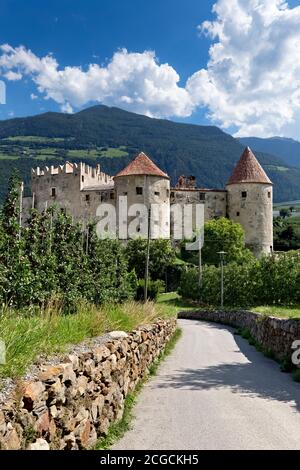 Das mittelalterliche Schloss Kastelbell im Vinschgau. Castelbello-Ciardes, Provinz Bozen, Trentino-Südtirol, Italien, Europa. Stockfoto