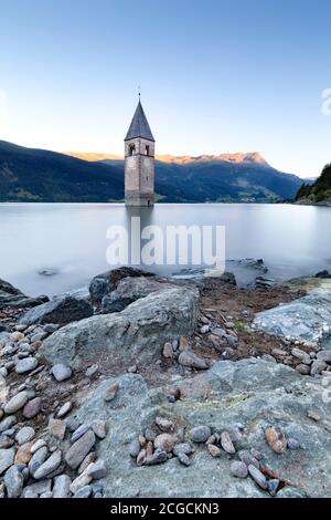 Der Glockenturm von Curon im Reschensee. Vinschgau, Provinz Bozen, Trentino-Südtirol, Italien, Europa. Stockfoto