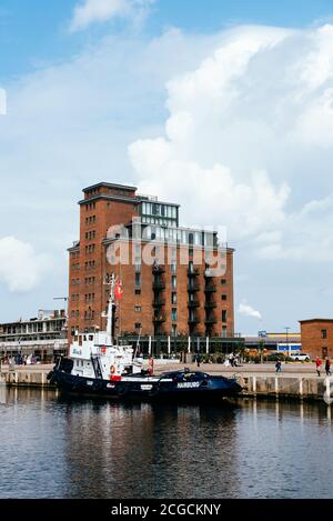 Wismar, Deutschland - 2. August 2019: Schlepper im Alten Hansa Hafen. Wismar ist eine Hafen- und Hansestadt in Norddeutschland an der Ostsee Stockfoto