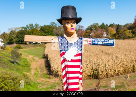 Scarecrow Design-Wettbewerb auf lokaler Farm, um Geld zu sammeln, um die National Alliance auf psychische Erkrankungen zu profitieren. Stockfoto