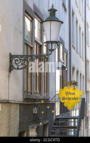 ZÜRICH, SCHWEIZ, JUL 30 2020, Historische Lampe mit hängendem Schild der Weinbar in der Altstadt, Zürich, Schweiz. Stockfoto