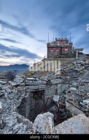 Betonpfosten des Ersten Weltkriegs an der Rifugio Garibaldi. Stilfser Joch, Provinz Sondrio, Lombardei, Italien, Europa. Stockfoto