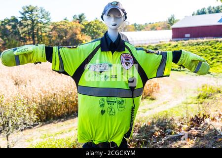 Scarecrow Design-Wettbewerb auf lokaler Farm, um Geld zu sammeln, um die National Alliance auf psychische Erkrankungen zu profitieren. Stockfoto