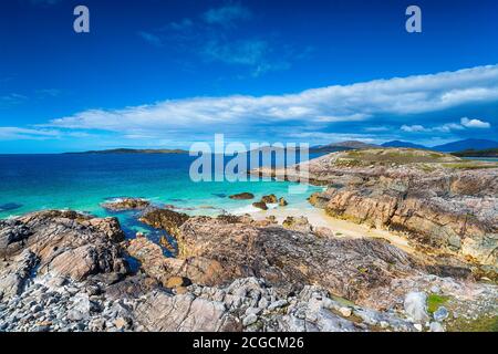 Schöne zerklüftete Küste unter einem tiefblauen Himmel auf dem Isle of Harris am Traigh Seilebost Beach Stockfoto