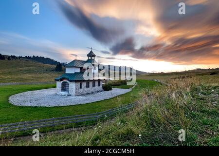 Sonnenuntergang an der Kirche Santa Zita. Vezzena Pass, Levico Terme, Provinz Trient, Trentino-Südtirol, Italien, Europa. Stockfoto