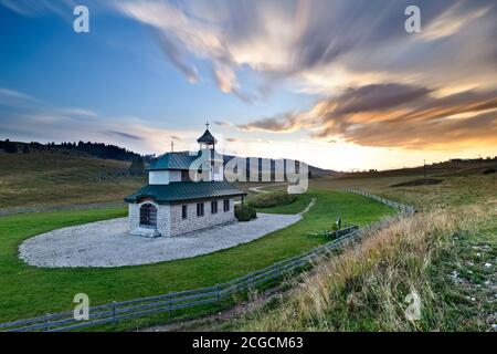 Sonnenuntergang an der Kirche Santa Zita. Vezzena Pass, Levico Terme, Provinz Trient, Trentino-Südtirol, Italien, Europa. Stockfoto