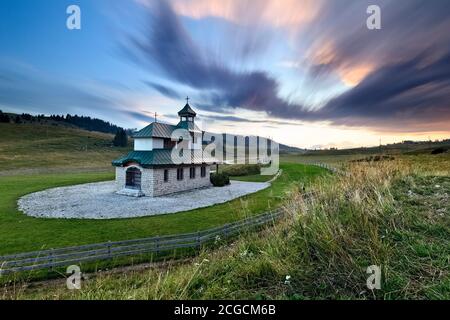 Sonnenuntergang an der Kirche Santa Zita. Vezzena Pass, Levico Terme, Provinz Trient, Trentino-Südtirol, Italien, Europa. Stockfoto