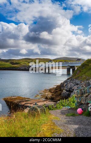 Die Brücke über den Atlantik, die die Insel Great verbindet Bernera mit der Isle of Lewis auf den Western Isles Von Schottland Stockfoto