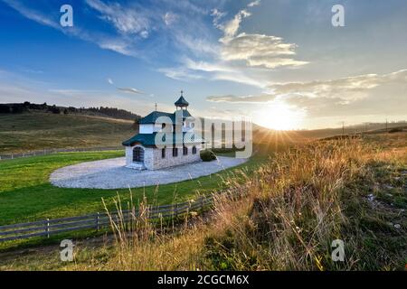 Sonnenuntergang an der Kirche Santa Zita. Vezzena Pass, Levico Terme, Provinz Trient, Trentino-Südtirol, Italien, Europa. Stockfoto
