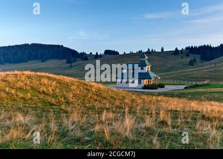 Sonnenuntergang an der Kirche Santa Zita. Vezzena Pass, Levico Terme, Provinz Trient, Trentino-Südtirol, Italien, Europa. Stockfoto