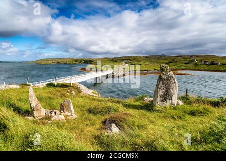 Die Brücke über den Atlantik und einige der stehenden Steine von Callanish VIII auf der Insel Great Bernera Auf der Isle of Lewis in den Äußeren Hebriden Stockfoto