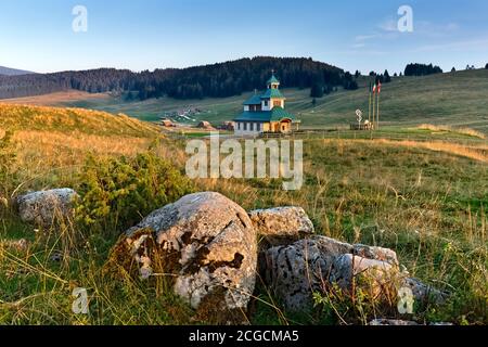 Sonnenuntergang an der Kirche Santa Zita. Vezzena Pass, Levico Terme, Provinz Trient, Trentino-Südtirol, Italien, Europa. Stockfoto
