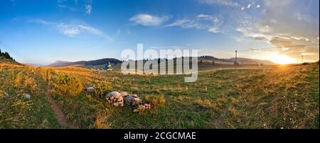 Sonnenuntergang an der Kirche Santa Zita. Vezzena Pass, Levico Terme, Provinz Trient, Trentino-Südtirol, Italien, Europa. Stockfoto