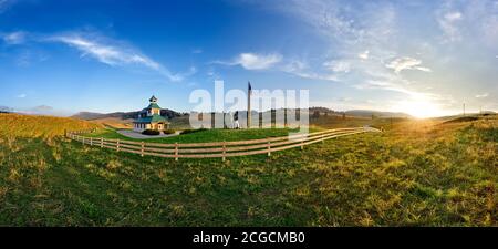 Sonnenuntergang an der Kirche Santa Zita. Vezzena Pass, Levico Terme, Provinz Trient, Trentino-Südtirol, Italien, Europa. Stockfoto