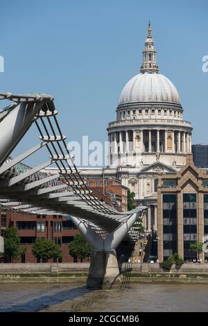 Die Millennium Bridge über die Themse mit der St. Paul's Cathedral im Hintergrund, City of London, England.
