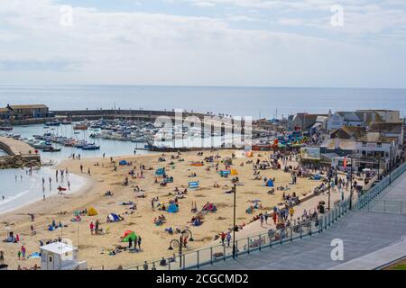 Lyme Regis, Dorset, Großbritannien. September 2020. UK Wetter: Es waren viele Leute unterwegs und genossen die schöne warme Septembersonne im Badeort Lyme Regis vor der Mini-Hitzewelle und dem 'Indian Summer'-Ausblick über das Wochenende. Kredit: Celia McMahon/Alamy Live Nachrichten Stockfoto