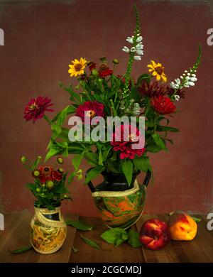 Stillleben mit Blumen und Früchten. Ein kleines Bouquet aus verschiedenen Blumen und reifen Pfirsichen. Vintage. Stockfoto