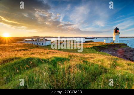 Atemberaubender Sonnenuntergang über Arnish Point und seinem Leuchtturm mit Blick auf Stornoway Hafen auf der Isle of Lewis in den Äußeren Hebriden Von Schottland Stockfoto