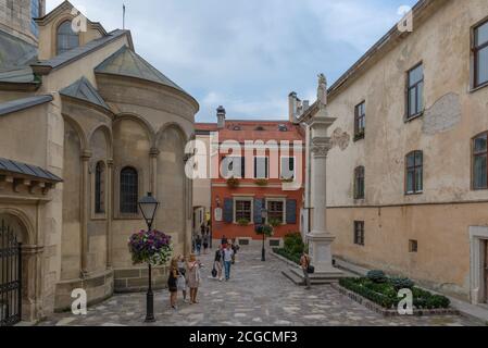 Unbekannte Menschen auf einer Fußgängerzone in der Altstadt von Lviv, Ukraine Stockfoto