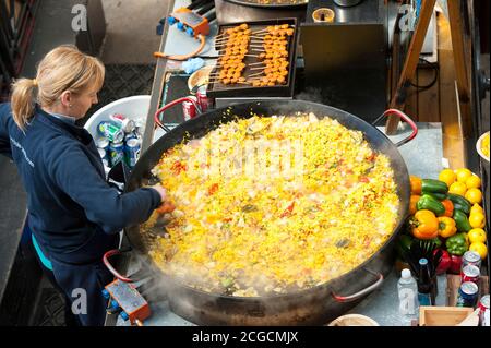 Kochen Paella in Covent Garden, London, England. Stockfoto