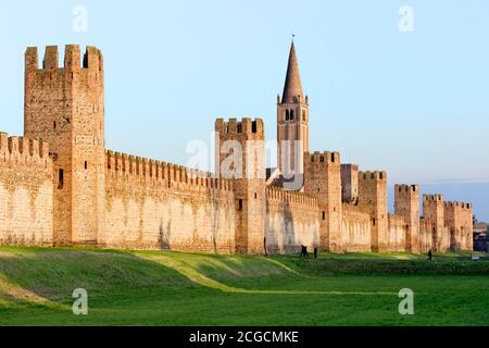 Montagnana: Die Mauern sind eines der am besten erhaltenen Beispiele mittelalterlicher Militärarchitektur in Europa. Provinz Padua, Venetien, Italien, Europa. Stockfoto