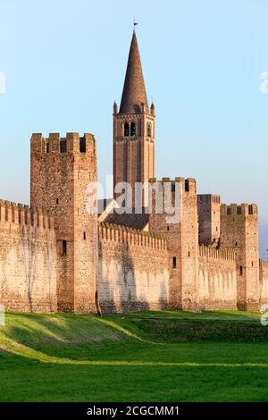 Montagnana: Die Mauern sind eines der am besten erhaltenen Beispiele mittelalterlicher Militärarchitektur in Europa. Provinz Padua, Venetien, Italien, Europa. Stockfoto