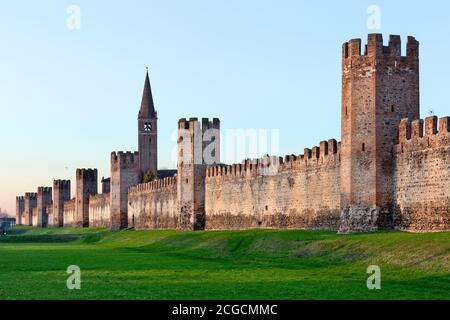 Montagnana: Die Mauern sind eines der am besten erhaltenen Beispiele mittelalterlicher Militärarchitektur in Europa. Provinz Padua, Venetien, Italien, Europa. Stockfoto