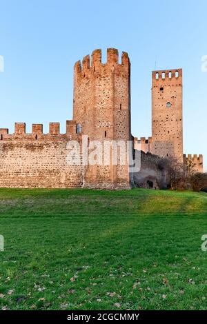 Montagnana: Die Mauern sind eines der am besten erhaltenen Beispiele mittelalterlicher Militärarchitektur in Europa. Provinz Padua, Venetien, Italien, Europa. Stockfoto