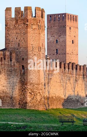 Montagnana: Die Mauern sind eines der am besten erhaltenen Beispiele mittelalterlicher Militärarchitektur in Europa. Provinz Padua, Venetien, Italien, Europa. Stockfoto