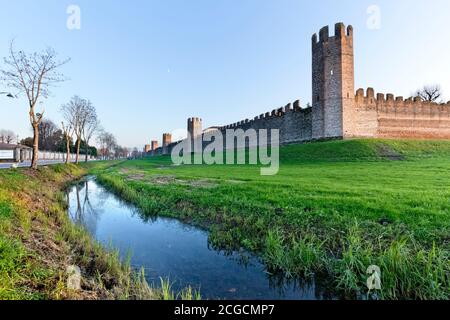 Montagnana: Die Mauern sind eines der am besten erhaltenen Beispiele mittelalterlicher Militärarchitektur in Europa. Provinz Padua, Venetien, Italien, Europa. Stockfoto