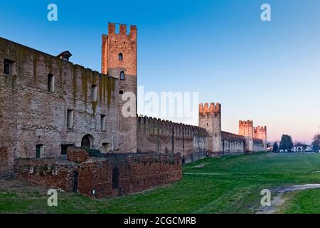 Montagnana: Die Mauern sind eines der am besten erhaltenen Beispiele mittelalterlicher Militärarchitektur in Europa. Provinz Padua, Venetien, Italien, Europa. Stockfoto