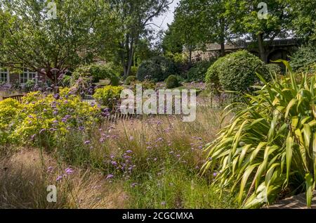 Sinnesgarten auf dem Gelände der St. Anthony's Hall in Summer York North Yorkshire England Großbritannien GB Groß Großbritannien Stockfoto