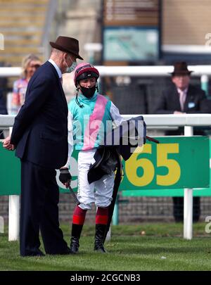 Jockey Frankie Dettori und Trainer John Gosden nach dem Gewinn der Sky Sports Racing Sky 415 Conditions Einsätze mit Logiker am zweiten Tag des William Hill St Leger Festivals auf der Doncaster Racecourse. Stockfoto