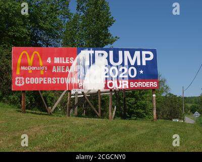 Milford, NY / USA - 4. Juni 2020: Trump Wiederwahl Plakatwand im Juni 2020 auf dem Höhepunkt der Covid-Ausbruch und BLM-Proteste vandalisiert Stockfoto