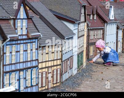 10. September 2020, Mecklenburg-Vorpommern, Bützow: Die zweijährige Fiona erkundet eine Straße der Miniaturstadt Bützow. Seit 1995 wurde das historische Zentrum der Kleinstadt bei Rostock im Maßstab 1:10 rekonstruiert. Es wurden bereits 145 Häuser gebaut, und es ist geplant, insgesamt 240 Gebäude originalgetreu im Zustand von 1850 bis 1910 zu rekonstruieren. Foto: Jens Büttner/dpa-Zentralbild/dpa Stockfoto