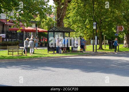 Tenterden High Street Bushaltestelle voll mit Menschen warten auf Bus mit Gesichtsmasken, tenderden, kent, großbritannien Stockfoto