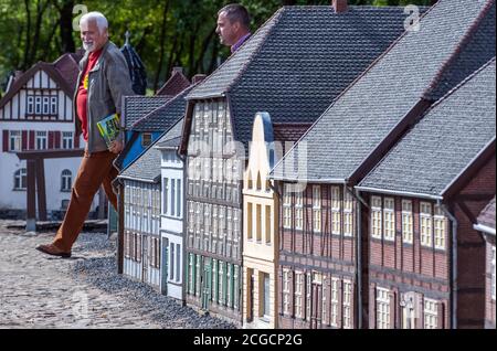 10. September 2020, Mecklenburg-Vorpommern, Bützow: Besucher spazieren durch die Straßen der Miniaturstadt Bützow. Seit 1995 wurde das historische Stadtzentrum der Kleinstadt bei Rostock im Maßstab 1:10 rekonstruiert. Es wurden bereits 145 Häuser gebaut, und es ist geplant, insgesamt 240 Gebäude originalgetreu im Zustand von 1850 bis 1910 zu rekonstruieren. Foto: Jens Büttner/dpa-Zentralbild/dpa Stockfoto