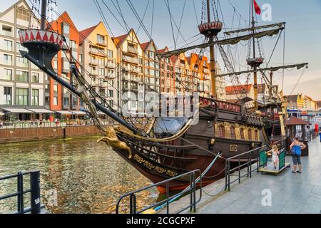 Danzig, Nordpolen - 13. August 2020: Ein Piratenschiff dockte am Bahnhof an und wartete darauf, während der covid Zeit in Motlawa an Bord zu gehen Stockfoto