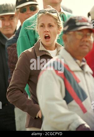 JOANNA JAGODA, FREUNDIN VON TIGER WOODS, BEOBACHTET DAS BRITISCHE OPEN GOLF TURNIER. ROYAL BIRKDALE, ENGLAND 15/6/1998 BILDNACHWEIS : © MARK PAIN Stockfoto