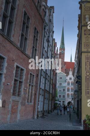 Danzig, Nordpolen - 13. August 2020: Menschen machen einen Spaziergang auf einer Straße des Hauptplatzes Stadtzentrum durch polnische mittelalterliche Architektur in der Nähe von neptun' Stockfoto