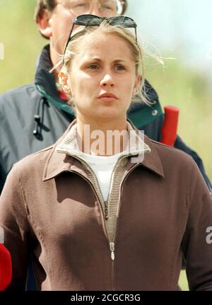 JOANNA JAGODA, FREUNDIN VON TIGER WOODS, BEOBACHTET DAS BRITISCHE OPEN GOLF TURNIER. ROYAL BIRKDALE, ENGLAND 15/6/1998 BILDNACHWEIS : © MARK PAIN Stockfoto